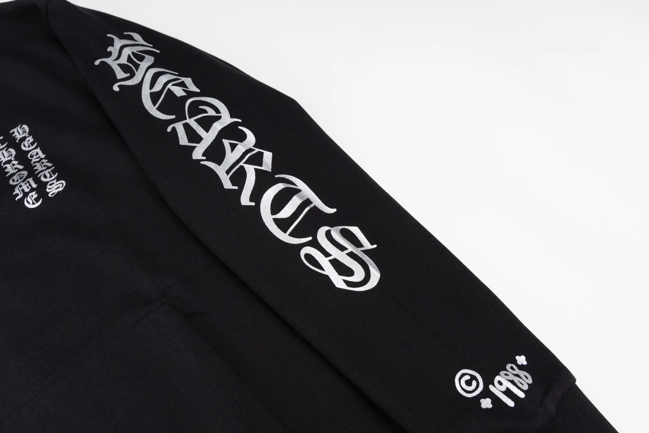 M37—P210 -Chrome Hearts/Chrome Hearts printed sweatshirt cardigan jacket -420 grams of high-density, high-quality wool, soft, delicate and skin-friendly, soft and silky to the touch, warm and skin-friendly -The hardware and zipper accessories are all customized and full of details -Colour: black -Size: S M L XL